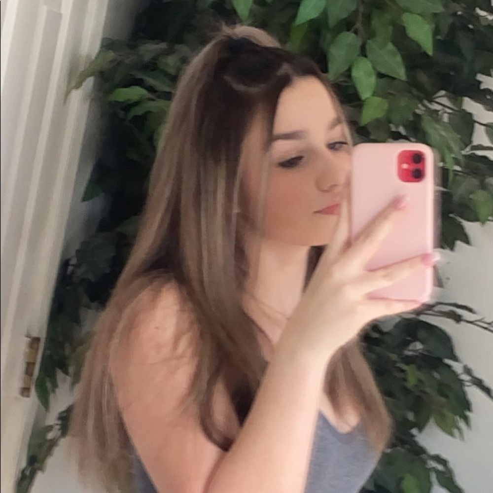 Meet your Posher, Leona